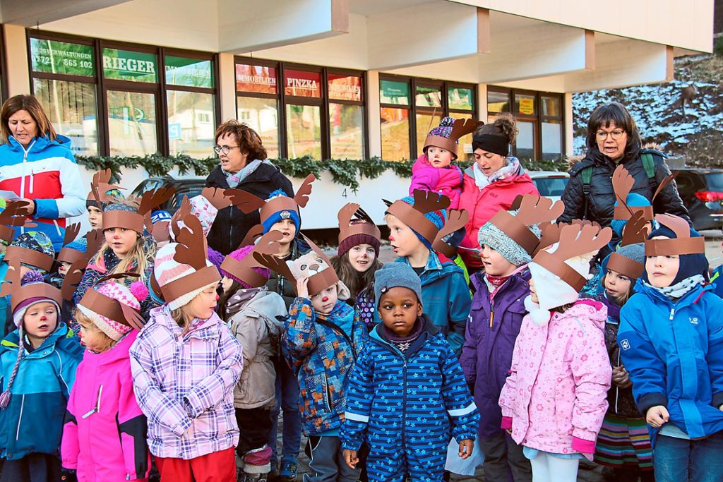 Die rund 80 Kindergartenkinder von Schönwald sind fasziniert von dem himmlischen Besuch und staunen besonders den Engel und den Nikolaus an.  Fotos: Kienzler