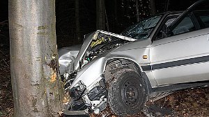 Gegen Baum gekracht - Fahrer stirbt