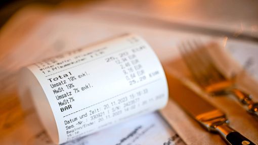Die Erhöhung der Mehrwertsteuer auf nun wieder 19 Prozent   macht den Gastronomen    Sorgen. Foto: dpa/Sina Schuldt