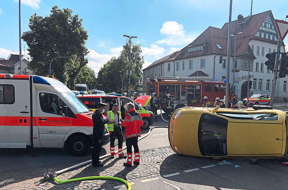 Unfall auf der Kreuzung Robert-Wahl-Straße/Paulinenstraße in Balingen: Der Notarztwagen und das gelbe Auto stießen dort im Juli zusammen.