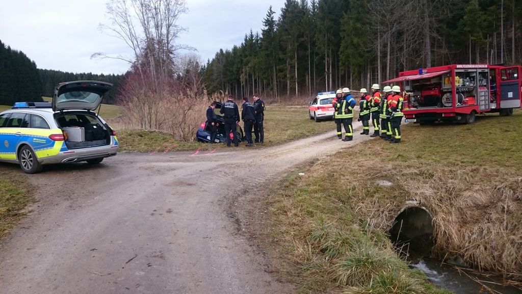 Bei einem tragischen Unfall ist eine 45-Jährige Frau bei Balingen-Erzingen im Bontalbach ertrunken. Ein Jogger fand ihren leblosen Körper wenige Meter von ihrem Auto entfernt.