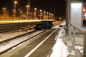 Eine 25-jährige Autofahrerin ist am Samstagabend im Gleisbett des Rottweiler Bahnhofs gelandet. Foto: Lisa Monaco