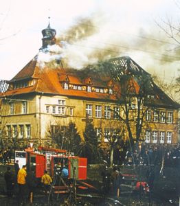 Der Schulhausbrand 1971 zerstört den oberen Teil des 1912 erbauten Schulgebäudes. Der Wiederaufbau dauerte länger. Foto: Schwarzwälder Bote