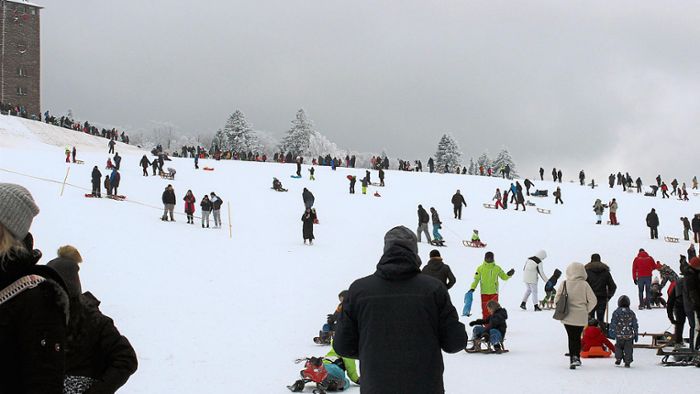 Viele Besucher genießen Winterfreuden in Dobel