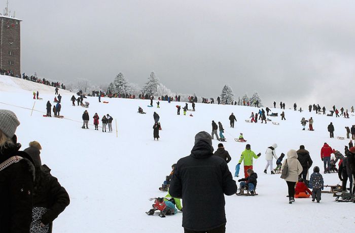 Der erste große Ansturm: Viele Besucher genießen Winterfreuden in Dobel