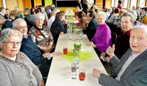 Voll besetzt sind die Tische in der  Stauseehalle in Schömberg beim Missionstag der Kirchengemeinde St. Peter und Paul.  Foto: Wachter Foto: Schwarzwälder-Bote