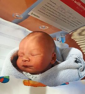 Ruhe nach der Geburt: Christkind Maxim scheint die ersten Stunden auf dieser Welt zufrieden zu genießen. Foto: Schmider
