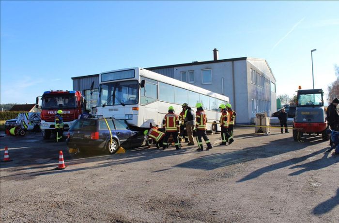 Feuerwehr in Dunningen: Für  Verkehrsunfall mit Großfahrzeugen gerüstet