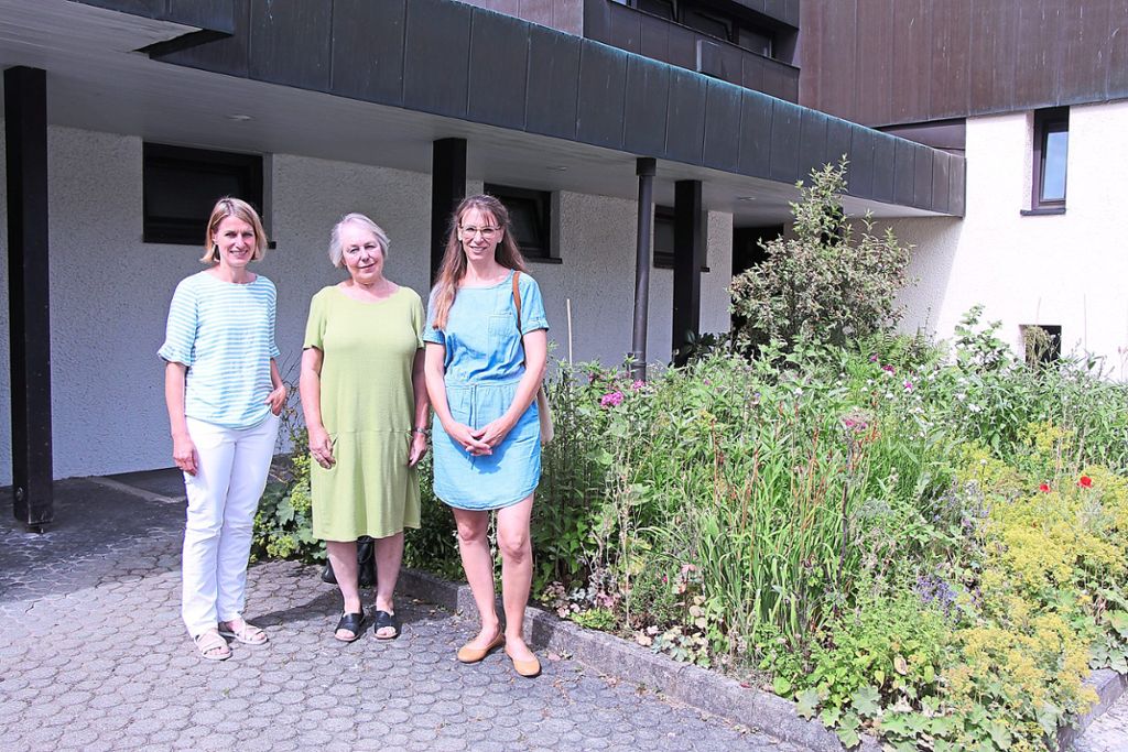 Britta Waidelich (von links), Ulrike Berkholz und Helen Becker freuen sich am Rande der Spendenübergabe. Foto: Buck Foto: Schwarzwälder Bote