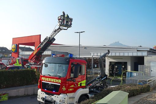 Feuerwehreinsatz beim Lidl an der Stettener Halde. Der Lebensmittelmarkt konnte dennoch ungestört geöffnet bleiben. Foto: Stopper