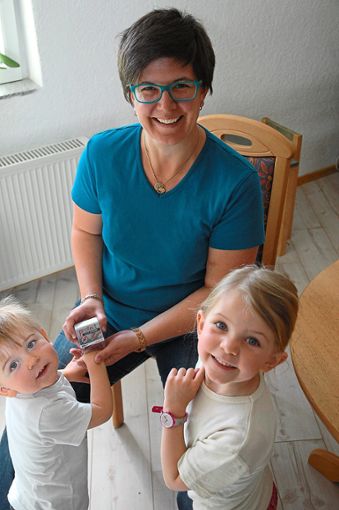 Mitarbeiterin Corinna Braun übt mit ihrer Tochter Diana und Sohn Luis die Anwendung des Stempels.  Foto: Heri-Rigoni Foto: Schwarzwälder Bote