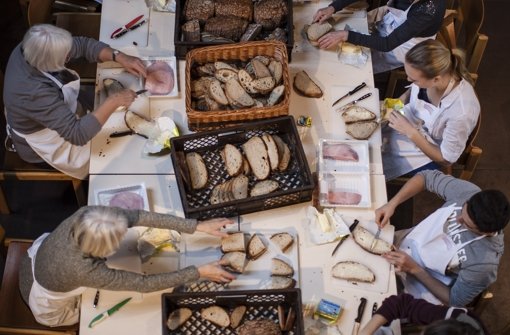 In der  Suttgarter Vesperkirche werden Brote für die Vesperbeutel geschmiert Foto: Leif Piechowski