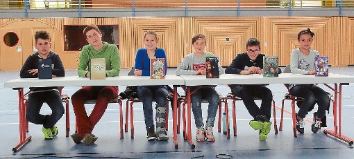 Sie  traten gegeneinander an (von links): Dustin Urban,  Dan Zizelmann,  Jana Franz, Jana Laux, Laurin Gührs und  Valerie Usselmann.   Foto: Schule Foto: Schwarzwälder-Bote