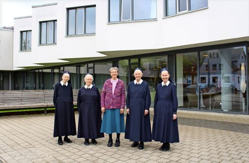 Die Schwestern Hannita (von links),  Registraud, Cordulaine und  Helgarda  vor ihrer langjährigen Wirkungsstätte, zusammen mit Schwester Siglinde von der Provinzleitung. Foto: Fahrland