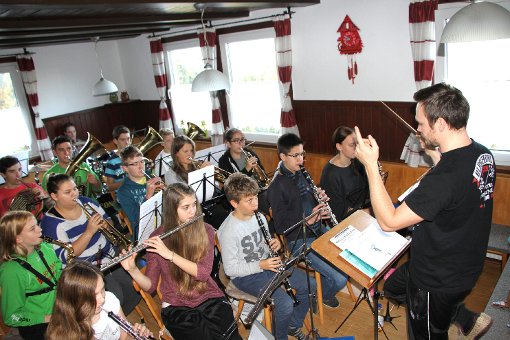 Das Schenkenzeller Jugendorchester mit seinem Dirigenten  Michael Doll.   Foto: Schmidtke Foto: Schwarzwälder-Bote