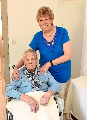 Eugenie Pfeiffer ist mit ihren 104 Jahren die älteste Einwohnerin der Gemeinde Waldachtal. Sie wird von ihrer Tochter Ingeborg versorgt. Foto: Maier Foto: Schwarzwälder-Bote