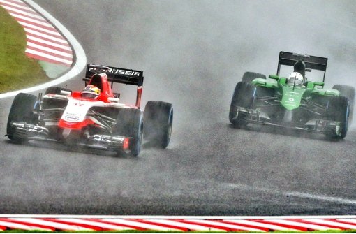 Marussia-Fahrer Jules Bianchi (links) kurz vor dem Crash. Foto: dpa