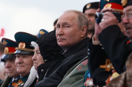 Wladimir Putin nimmt im Kreis von Veteranen die Parade ab. Foto: dpa/Mikhail Metzel