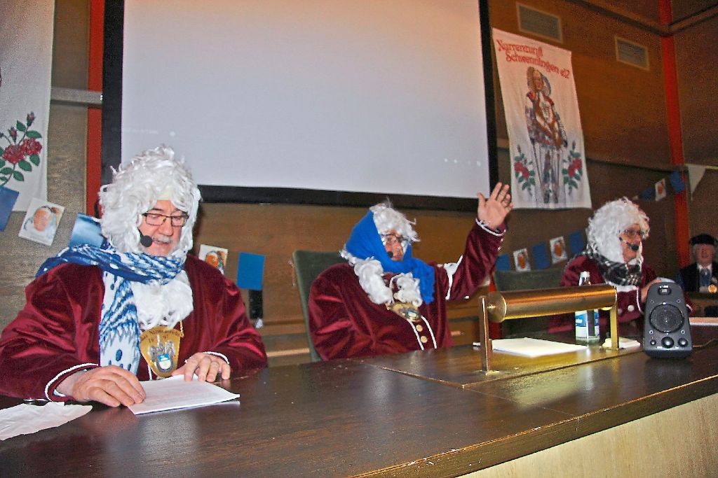 Gespannt lauscht OB Rupert Kubon (Mitte) zusammen mit Bürgermeister Detlev Bührer (links) den Anklagen von Narrenpolizist Lutz Melzer und dem Gericht.