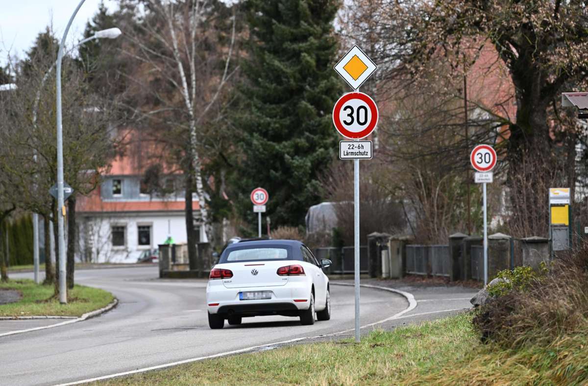 Mit drei neuen Schildern auf kürzester Strecke geht man hier in der Oberndorfer Straße auf Nummer sicher.