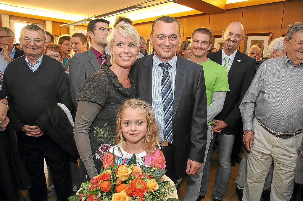 Strahlender Wahlsieger: Thilo Schreiber mit seiner Frau Anke und Tochter. Foto: Bischof Foto: Schwarzwälder-Bote