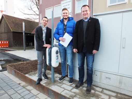 Thomas Rukwid, Fabian Briemle und Bürgermeister Udo Hollauer (von links) nehmen die Ladesäule in Betrieb. Foto: Kistner Foto: Schwarzwälder Bote