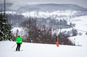 Beliebt bei Jung und Alt: Skifahren auf der Alb. Foto: dpa/Christoph Schmidt