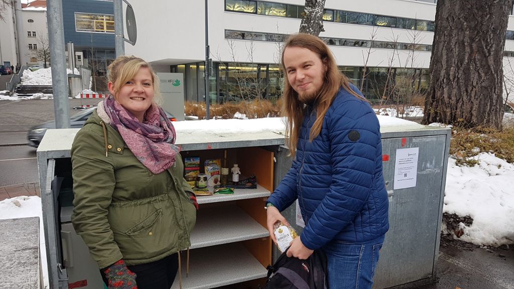 Foodsharing-Aktivistin Jo-Ann Gebhard (links) zeigt Online-Volontär Johannes Böhler, was alles in Fair-Teiler darf.