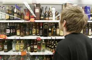 Gegen den illegalen Verkauf von Alkohol wollen Polizei und Kommunen mit minderjährigen Testkäufern vorgehen. Foto: AP