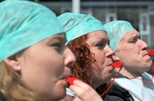Beschäftigte des nicht-ärztlichen Personals an der Uniklinik in Freiburg im April 2012 bei einem Warnstreik. Die Unikliniken im Südwesten fordern mehr Geld. Foto: dpa