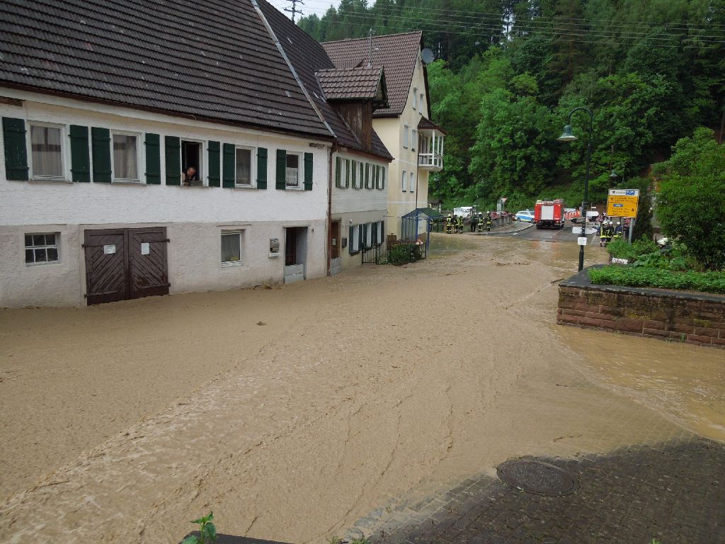 Der Starkregen hat in Bettenhausen eine Straße überflutet.