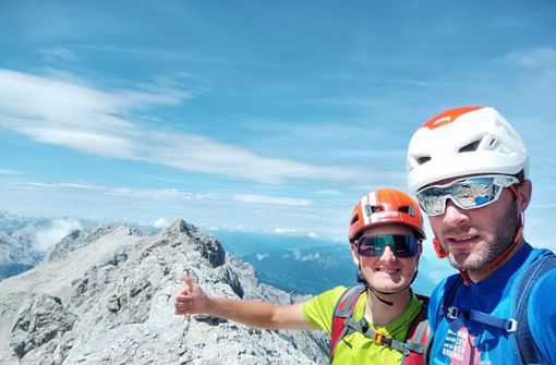Ein atemberaubend schönes Bergpanorama hatten die Albstädter Cedrik Bitzer (links) und Stefan Schairer bei ihrer Tagestour auf die Zugspitze und weiter zur Alpspitze. Foto: Schairer