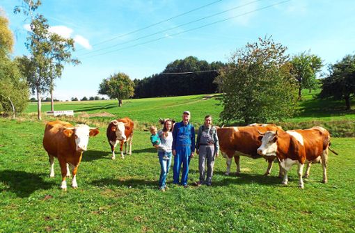 Für Jonas, Melanie, Hans und Ursula Eppler sowie ihre 13 Kühe ist der Seehof bei Isingen ihr Zuhause. Foto: Schnurr