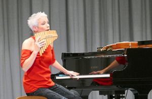 Wenn das Klavier nicht ausreicht, nimmt Tina Häussermann die Panflöte zu Hilfe. Foto: Stadler Foto: Schwarzwälder Bote