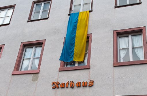 Furtwangen zeigt sich solidarisch mit der Ukraine. Deshalb wurde auch am Rathaus die Ukraineflagge aufgehängt. Foto: Stadtverwaltung
