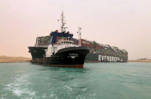 Ein Schlepper versucht, das auf Grund gelaufene Containerschiff freizubekommen. Foto: AFP/Marina Passos