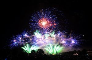 Feuerblumen  öffnen  an bunten Stielen ihre Kelche.   Die Show der Dragon  Fireworks   wurde von der Musik der  britischen Band Coldplay untermalt. Foto: www.7aktuell.de |