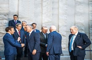 Frankreichs Präsident Emanuel Macron begrüßt Nato-General Jens Stoltenberg per Handschlag. Foto: dpa/Michael Kappeler