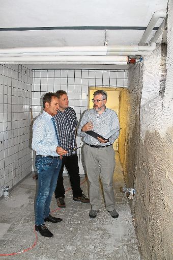 Harald Ginter (rechts) erläutert Bürgermeister Hermann Acker (links) und Ortsvorsteher Thomas Hartmann die Baumaßnahme.  Foto: Stadt Foto: Schwarzwälder-Bote