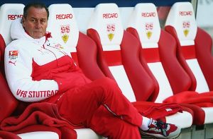 VfB-Trainer Huub Stevens gibt sich nach dem Absturz auf den letzten Tabellenplatz gelassen. Foto: Bongarts/Getty Images