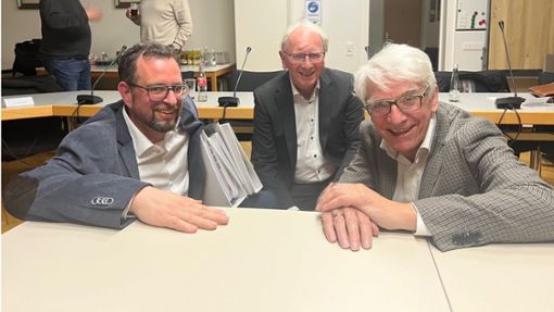 Bürgermeister Klaus Hoffmann (von rechts), Georg Sommer und Matthias Mall freuen sich über die neuen Tische. Foto: Sabine Zoller