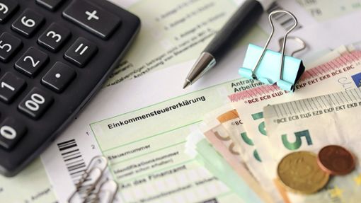 Geduld brauchen die Kreisbewohner, die auf ihren Steuerbescheid zur Einkommensteuer warten – das Finanzamt in Villingen-Schwenningen und Donaueschingen gehört nicht zur schnellsten Sorte. Foto: © mehaniq41 – stock.adobe.com