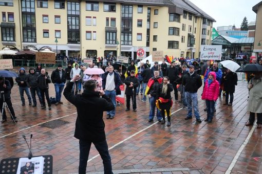Das Interesse an Pegida-Demos nimmt ab: Rund 180 Gegendemonstranten stehen in Schwenningen 90 Pegida-Anhänger gegenüber. Foto: Eich