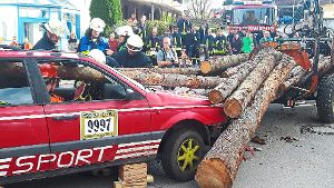 Horror-Vorstellung: Dicke Baumstämme haben sich aus dem Transportfahrzeug gelöst und sind gegen ein Auto geprallt.  Foto: May