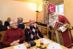 Der Nikolaus, Markus Endriß, würzte seinen Besuch bei den Senioren mit Humor. Foto: Kaul Foto: Schwarzwälder Bote