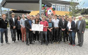 Sie haben soziale Kompetenz bewiesen: Die Schülerfirmen des Rottweiler Leibniz-Gymnasiums haben ihren Gewinn für einen guten Zweck gespendet.   Foto: Strasser Foto: Schwarzwälder-Bote