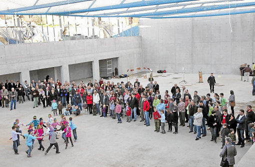 Kaum war der Rohbau fertig, fanden in der neuen Schopflocher Sporthalle schon die ersten Vorführungen statt. Foto: Ade Foto: Schwarzwälder-Bote
