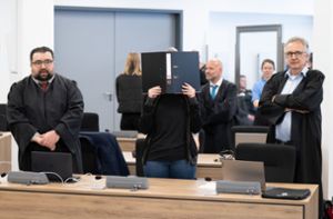 Lina E. (Mitte) bei der Verhandlung im Oberlandesgericht Dresden. Foto: dpa/Sebastian Kahnert