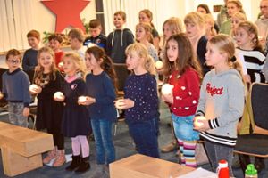 Mit viel Freude sind die Kinder bei den Proben zum Weihnachtsmusical der evangelisch-freikirchlichen Gemeinde Mönchweiler dabei. Foto: Hettich-Marull Foto: Schwarzwälder Bote
