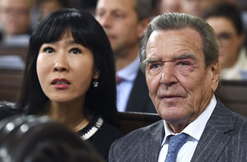 Der ehemalige deutsche Bundeskanzler Gerhard Schröder  und seine Frau erschienen zum Einheitsfestakt in der Elbphilharmonie, ebenso wie zuvor beim Gottesdienst im „Michel“. Foto: dpa/Gregor Fischer